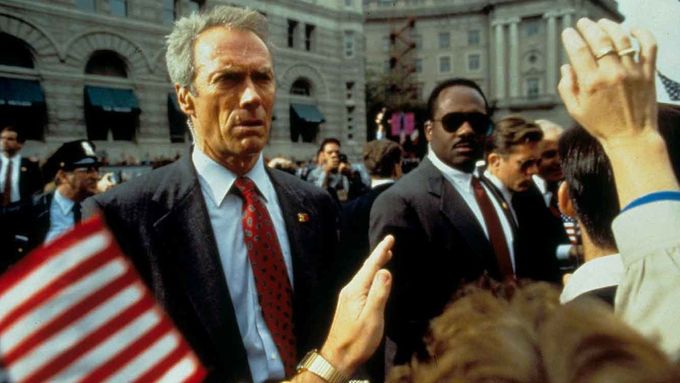 Ve filmu S nasazením života střeží Clint Eastwood amerického prezidenta před nebezpečným psychopatem v podání Johna Malkoviche.