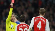 ... a rozhodčí Clattenburg německému stoperovi Arsenalu udělil červenou kartu.