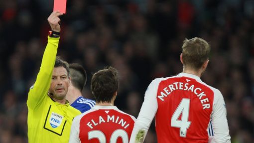 PL, Chelsea-Arsenal:  Per Mertesacker dostává červenou kartu; rozhodčí Mark Clattenberg