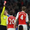 PL, Chelsea-Arsenal:  Per Mertesacker dostává červenou kartu; rozhodčí Mark Clattenberg