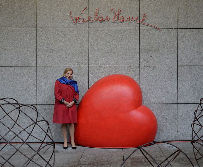 Piazetta Národního divadla se 4. října 2016 stala Náměstím Václava Havla. Dagmar Havlová u výtvarné instalace sochaře Kurta Gebauera.