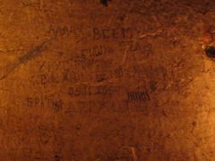 Obrázky a nápisy na zdech, které nakreslili vězni v tajné věznici v Grozném