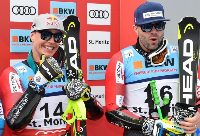 Erik Guay a Manuel Osborne-Paradis v cíli super-G na MS ve Svatém Mořici.