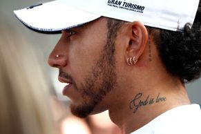 Hamiltonovo tetování, "první rande" Red Bullu a Vettel se ptá: Proč jsme tak pomalí?