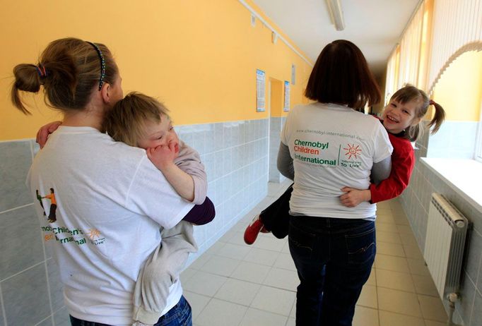 V současné době tu působí čtyři zdravotní sestry a pečovatelky zastupující irský Mezinárodní projekt pro černobylské děti. Pracují bok po boku se zaměstnanci sirotčince. Cílem je zlepšit úroveň péče o postižené děti.