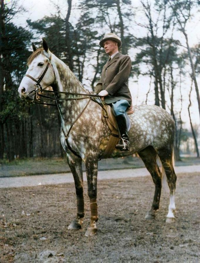 Edvard Beneš na koni. Nedatovaný snímek, lokalita neuvedena. Kolorovaná fotografie.