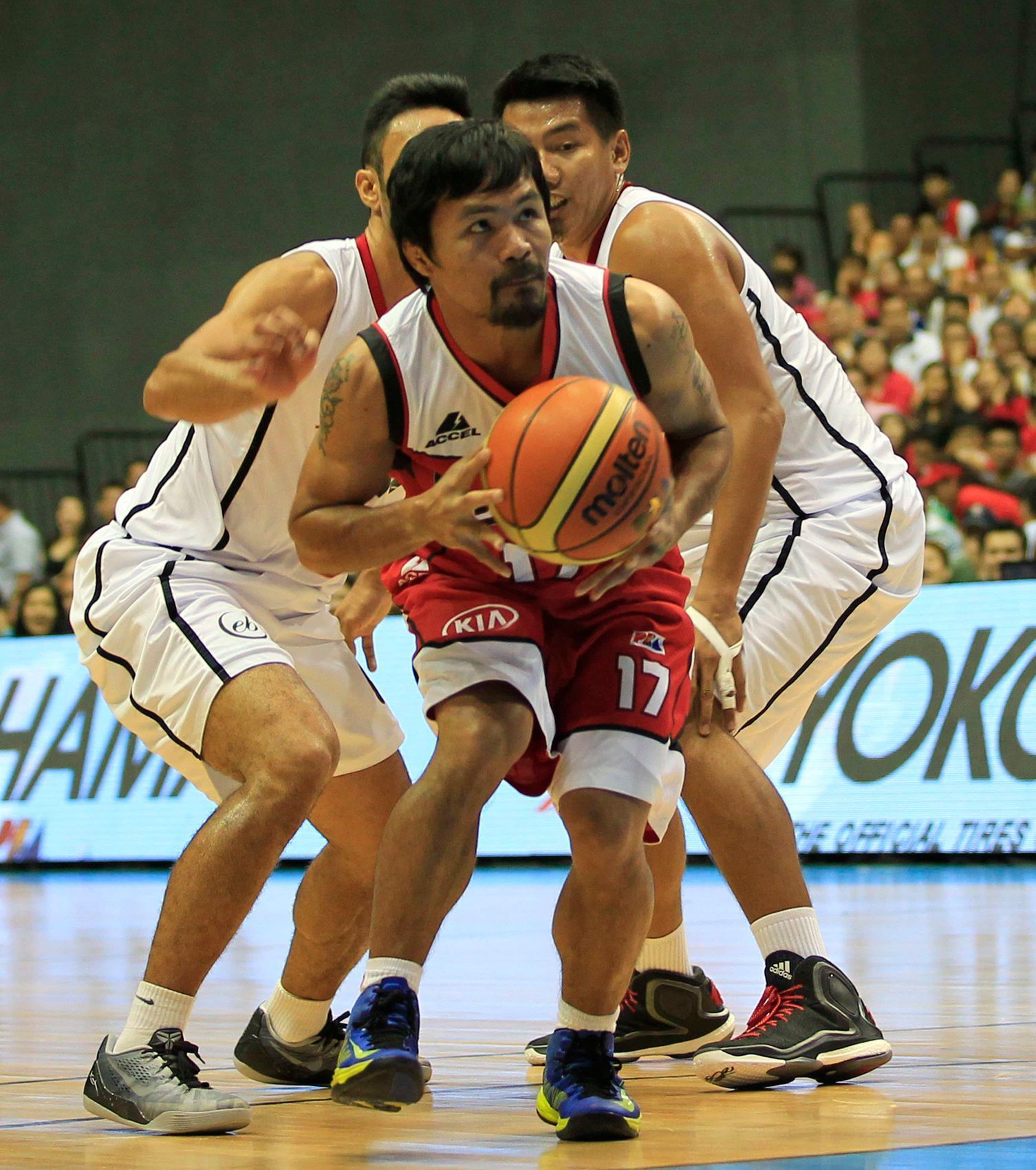 Boxer Manny Pacquiao jako hrající kouč filipínského basketbalového týmu týmu KIA-Sorento.