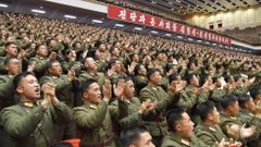 Vojáci aplaudují Kim Čong-unovi na shromáždění 27. března.