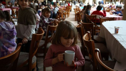 Přes 200 dětí z dětského domova na Ukrajině bylo evakuováno do Polska. Jsou mezi nimi batolata i teenageři.