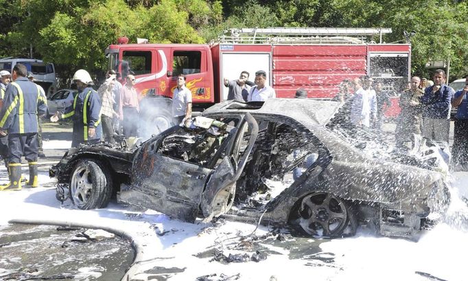 Damašskou čtvrtí Mazza otřásla exploze. Terčem atentátu se tam stal syrský premiér Vaíl Halkí. On útok přežil, dalších nejméně šest lidí zemřelo.