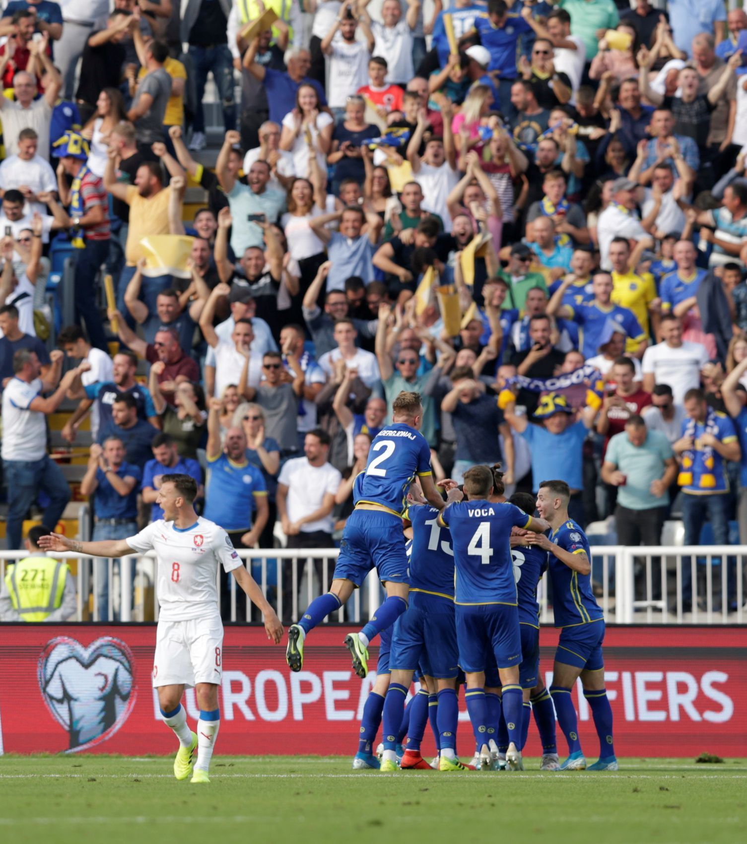 Fotbalisté Kosova slaví gól v zápase kvalifikace ME 2020 Kosovo - Česko.