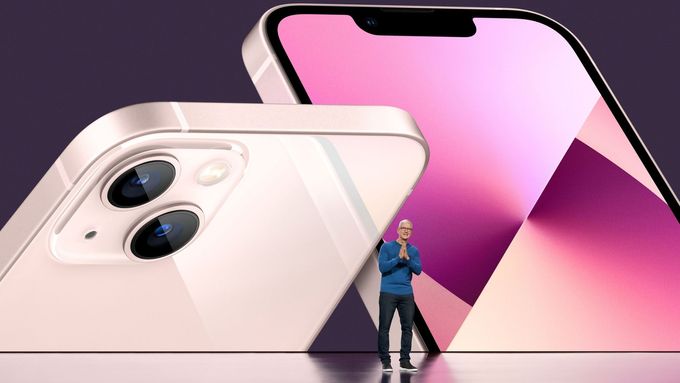 Apple ukázal další generaci iPhonů. V Česku se začnou prodávat koncem září