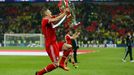 Fotbal, Liga mistrů, Bayern - Dortmund: Bastian Schweinsteiger s trofejí