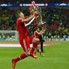 Fotbal, Liga mistrů, Bayern - Dortmund: Bastian Schweinsteiger s trofejí