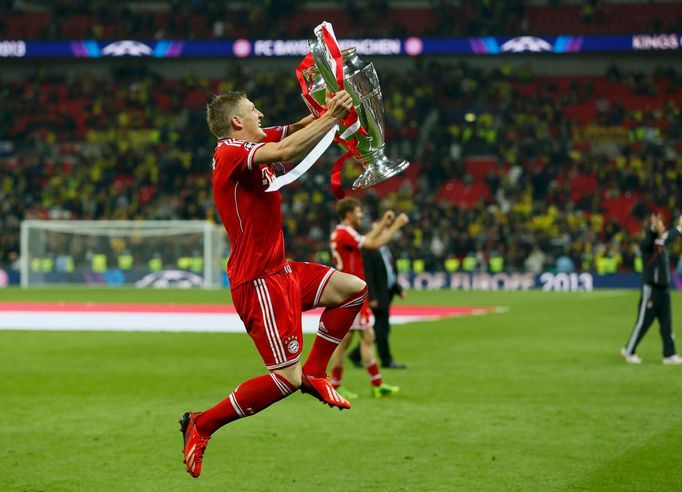 Fotbal, Liga mistrů, Bayern - Dortmund: Bastian Schweinsteiger s trofejí