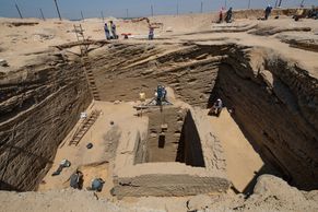 Egyptologové odkryli hrobku majitele největšího pohřebního depozitu, byla vykradená