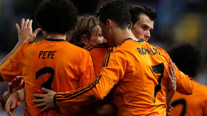 Cristiano Ronaldo slaví se spoluhráči gól Realu