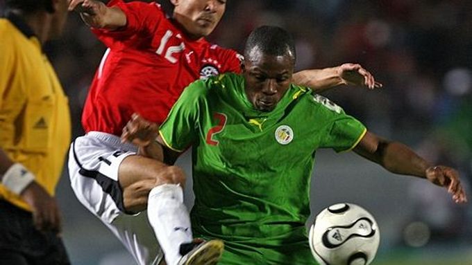Mohamed Barakatz Egypta (v červeném) v souboji se senegalským soupeřem Omarem Dafem v semifinále afrického šampionátu.