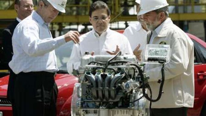 Investice do biopaliv mají vzrůst pětinásobně. Bush a brazilský prezident Lula da Silva u motoru na biopaliva.