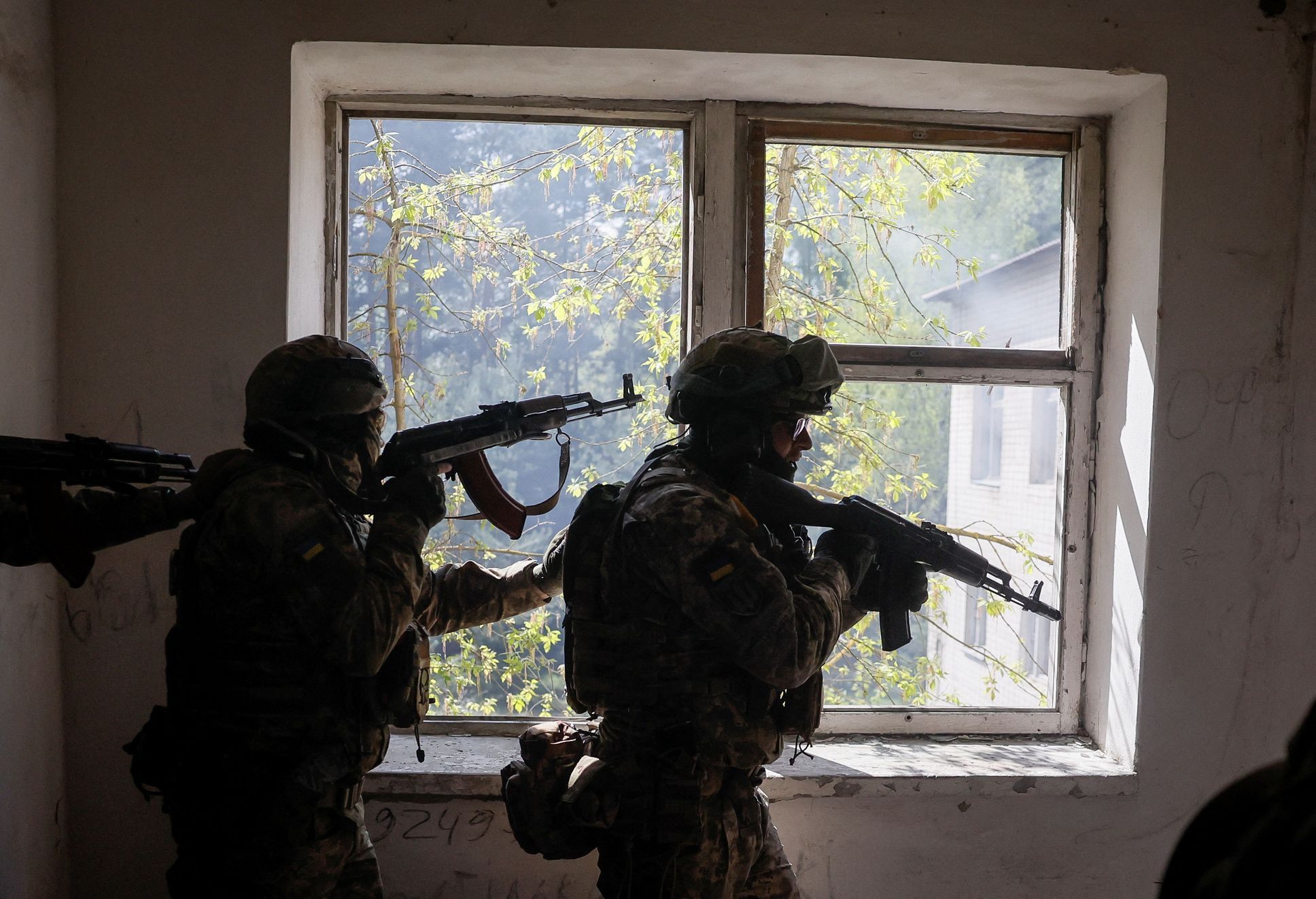 Ukrajinští vojáci v akci. Jejich postup zpomalují ruské miny.