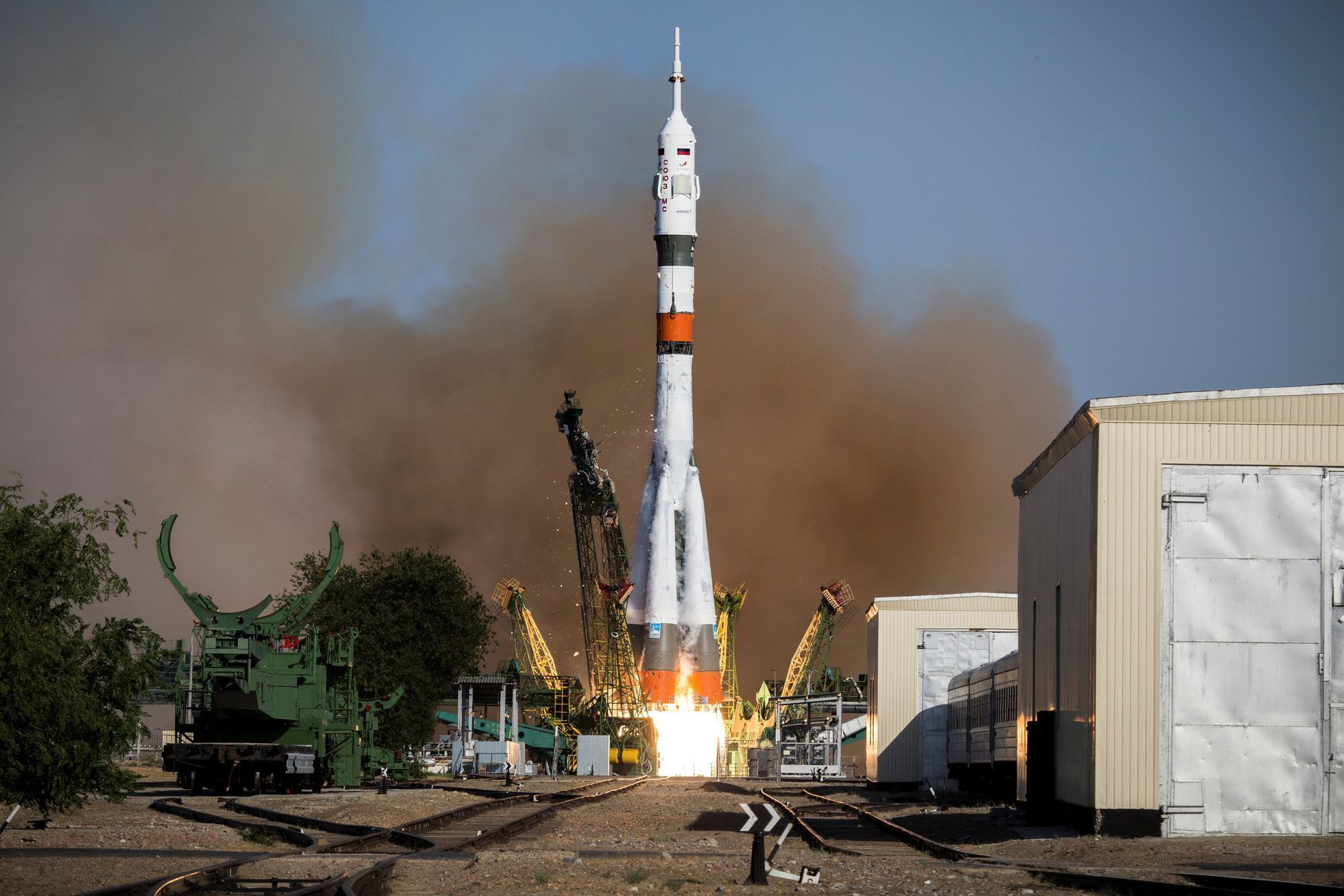Start rakety Sojuz 2.1a z kosmodromu Bajkonur v Kazachstánu