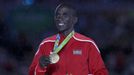 OH 2016 - závěrečný ceremoniál: zlatý maratonec Eliud Kipchoge (KEN)