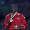 OH 2016 - závěrečný ceremoniál: zlatý maratonec Eliud Kipchoge (KEN)