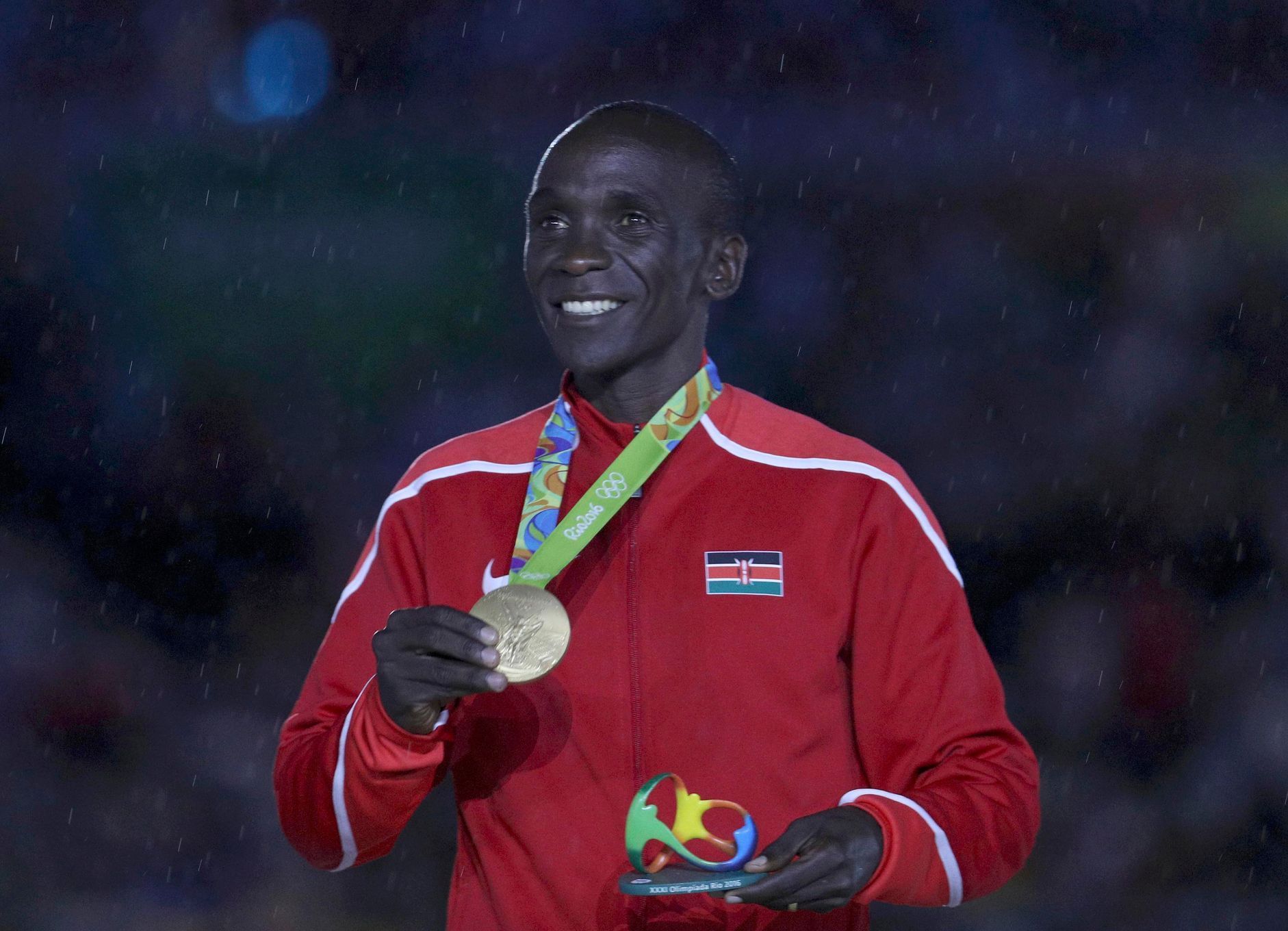 OH 2016 - závěrečný ceremoniál: zlatý maratonec Eliud Kipchoge (KEN)
