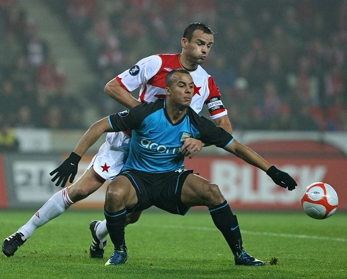 Gabriel Agbonlahor (Aston Villa FC) v souboji o míč s kapitánem Slavie Erichem Brabcem (vlevo).