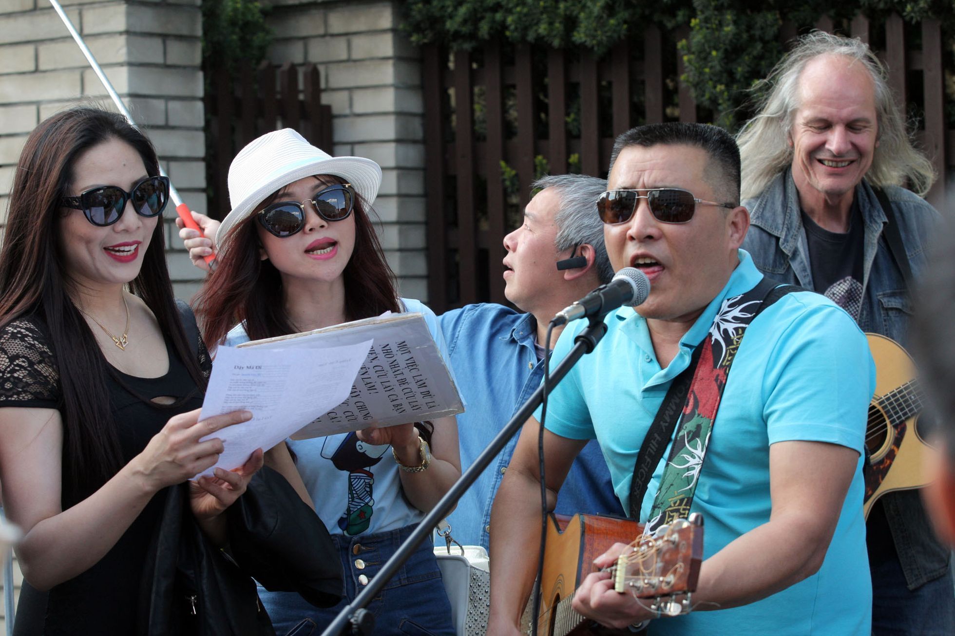Vietnamci protestují před svou ambasádou v Praze