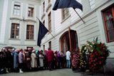 O její nesmírné oblibě mezi Čechy svědčily dlouhé zástupy lidí, kteří v mrazu čekali, aby se zapsali do kondolenční knihy na Pražském hradě, podobně jako tomu bylo o 15 let později při úmrtí Václava Havla.
