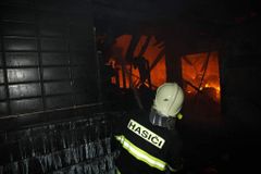 V Oloví hořelo. Pro jednoho ze zraněných letěl vrtulník