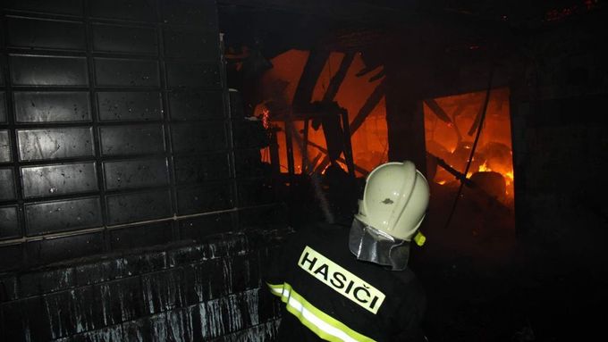 Hasiči od půlnoci likvidují rozsáhlý požár skladu papíru ve Slavětíně na Lounsku.