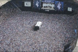 Ukázka z filmu Bohemian Rhapsody  z roku 2018, v němž díky digitálním trikům znovu ožil starý stadion ve Wembley.