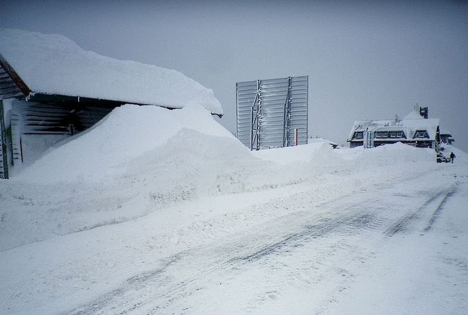 Autobusová zastávka u hranic s Německem.