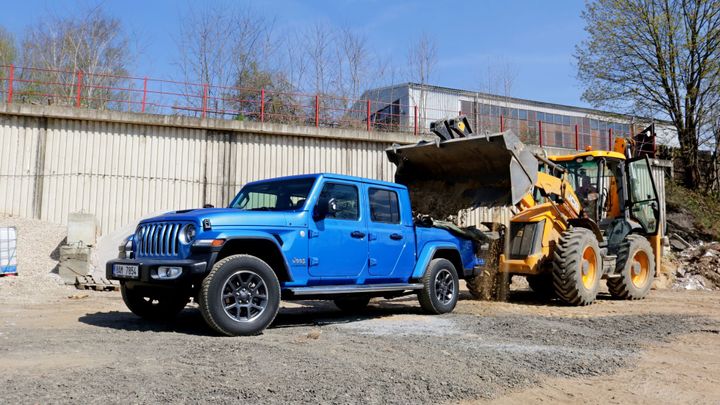 Když je bitevním polem pískovna. Gladiator je čistokrevný Jeep a pracant s korbou; Zdroj foto: Eva Srpová