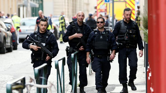 Policisté v Lyonu.