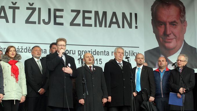 Poslanec Marek Černoch (Úsvit, třetí zleva), lídr Bloku proti islámu Martin Konvička (čtvrtý zleva), prezident Miloš Zeman a další zpívají státní hymnu na mítinku na Albertově. Člen ochranky nezpívá.