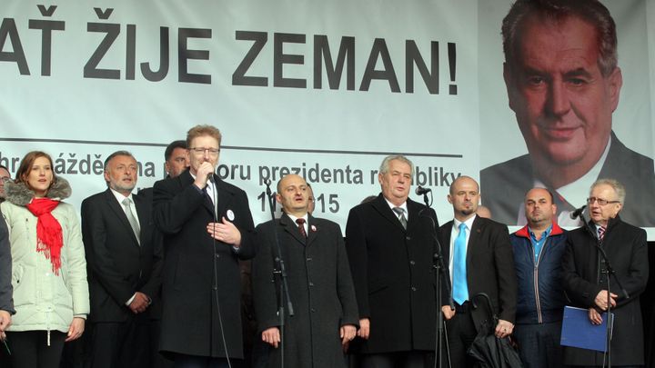 Uzávěra Albertova kvůli Zemanovi. Restrikce proti průvodu byly nezákonné, řekl soud; Zdroj foto: Ludvík Hradilek
