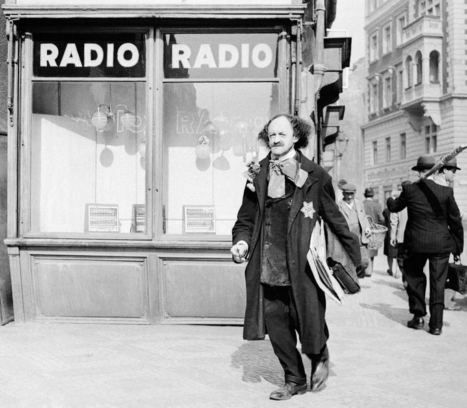 Malíř Robert Guttmann s židovskou hvězdou na kabátě kráčí jednou z pražských ulic dne 1. 9. 1941.