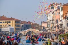 Naháči v kanále a počmárané památky. Benátky čelí neukázněným turistům
