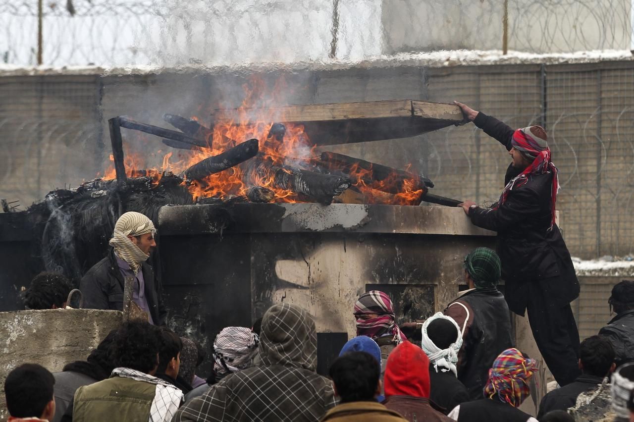 Afghánci protestovali proti pálení koránu na základně USA