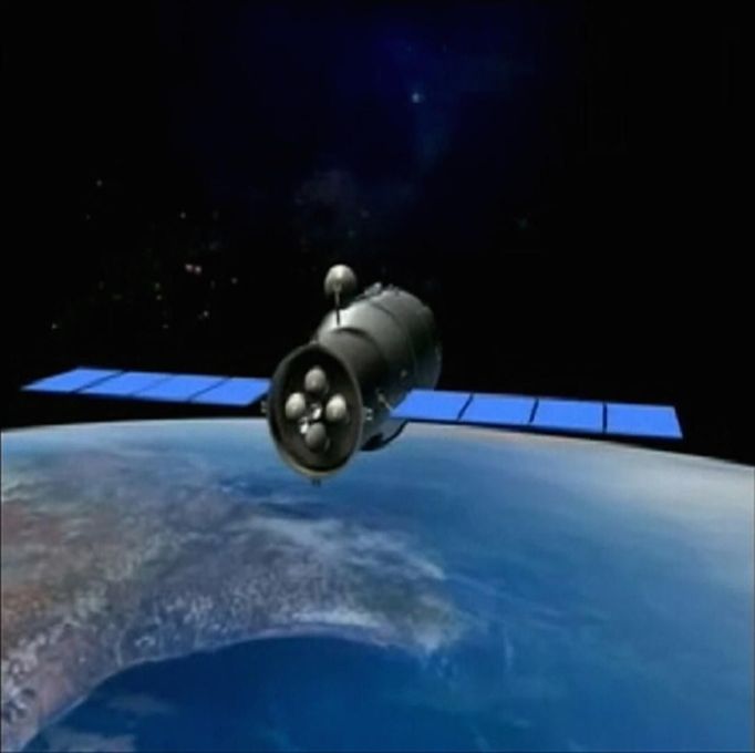 A 3D animation of China's Tiangong-1 space module is shown in this still image taken from video released September 28, 2011. China re-affirmed its goal of building a full-fledged space station by 2020 on June 24, 2012, following a successful manual docking between a manned spacecraft and an experimental orbiting lab module. REUTERS/Jiuquan Satellite Launch Centre/Handout/Files (CHINA - Tags: SCIENCE TECHNOLOGY SOCIETY) FOR EDITORIAL USE ONLY. NOT FOR SALE FOR MARKETING OR ADVERTISING CAMPAIGNS. THIS IMAGE HAS BEEN SUPPLIED BY A THIRD PARTY. IT IS DISTRIBUTED, EXACTLY AS RECEIVED BY REUTERS, AS A SERVICE TO CLIENTS Published: Čer. 24, 2012, 11 dop.