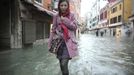 A woman walks in a flooded street during a period of seasonal high water in Venice November 11, 2012. The water level in the canal city rose to 149 cm (59 inches) above normal, according to local monitoring institute Center Weather Warnings and Tides. REUTERS/Manuel Silvestri (ITALY - Tags: ENVIRONMENT SOCIETY) Published: Lis. 11, 2012, 1:54 odp.