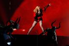 Madonna v Praze. Kostýmní show doprovodili překupníci i náboženští aktivisté