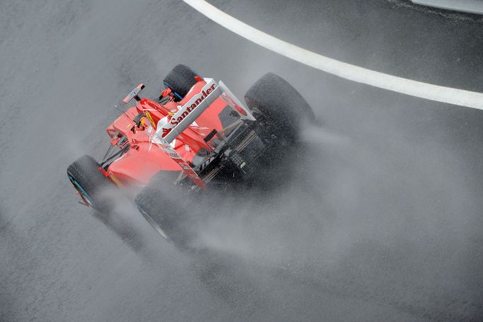 Piloti formule 1 si v pátek na Silverstone užívali hlavně vodu.