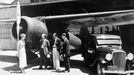 Amelia Earhartová s Allenem Lockheedem, Carlem Squierem a Floydem Steamem v hangáru společnosti Lockheed v Burbanku v Kalifornii v USA. 21. května 1932