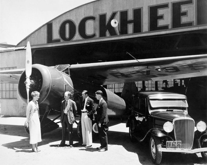 Amelia Earhartová s Allenem Lockheedem, Carlem Squierem a Floydem Steamem v hangáru společnosti Lockheed v Burbanku v Kalifornii v USA. 21. května 1932