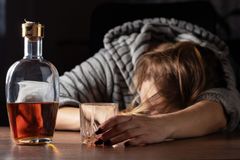 Lidé, kteří v dětství trpěli samotou, mají častěji problémy s alkoholem, tvrdí studie
