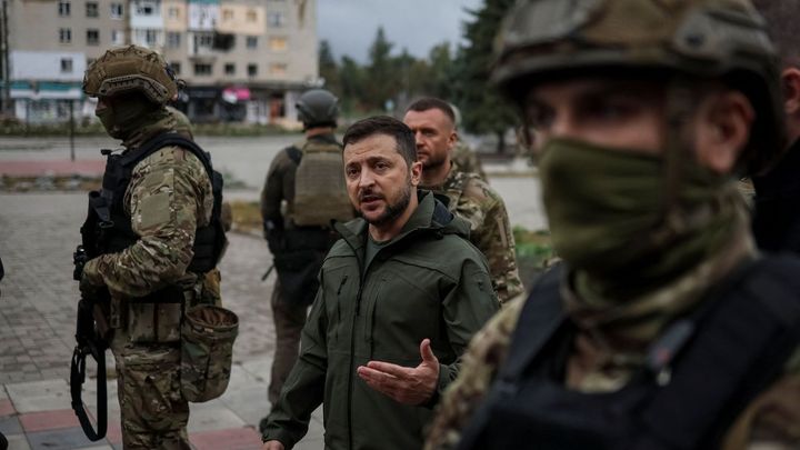 Zelenskyj navštívil osvobozený Izjum. Poděkoval vojákům a vztyčil ukrajinskou vlajku; Zdroj foto: Reuters